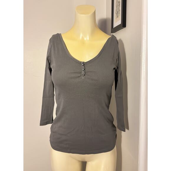 Guess size small grey long sleeve shirt v neck 3/4 sleeve 3 diamond rhinestones - Picture 2 of 10